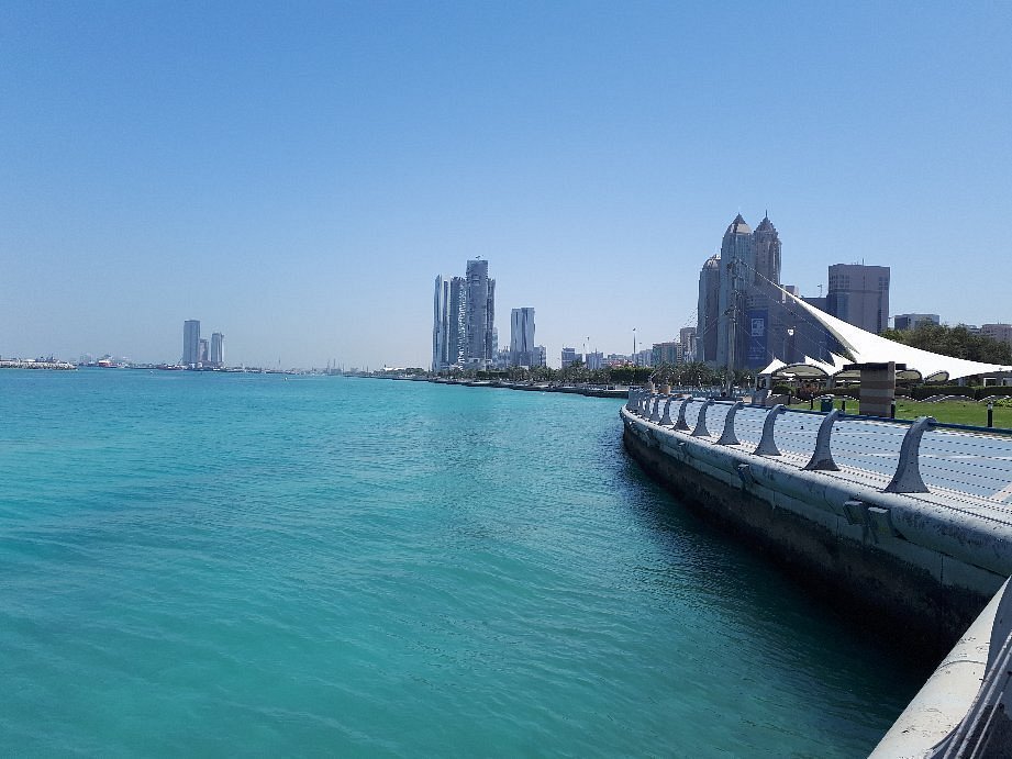 اين يقع شاطئ كورنيش ابوظبي وأفضل النشاطات الترفيهية به