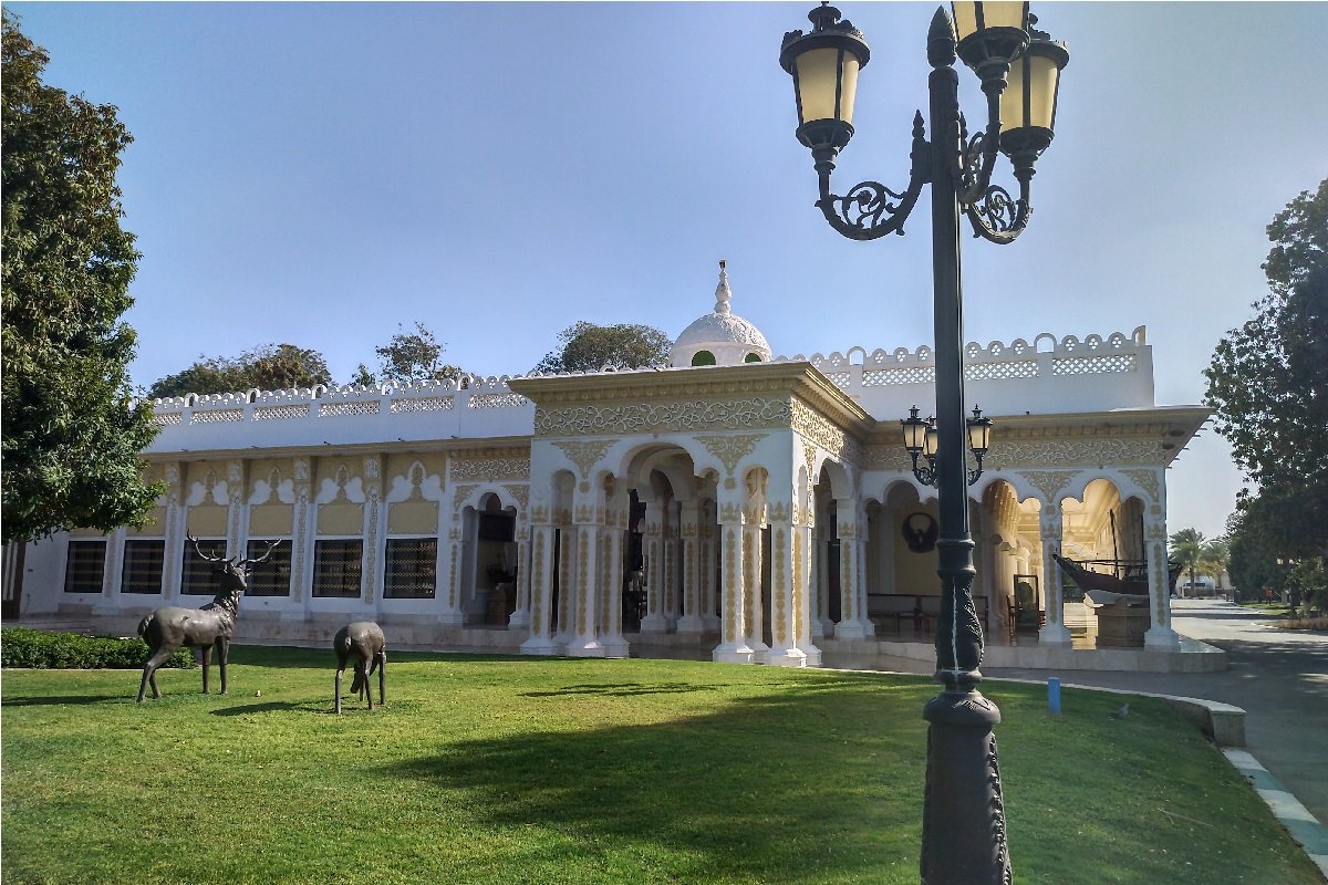 معلومات عن قصر البحر ابوظبي