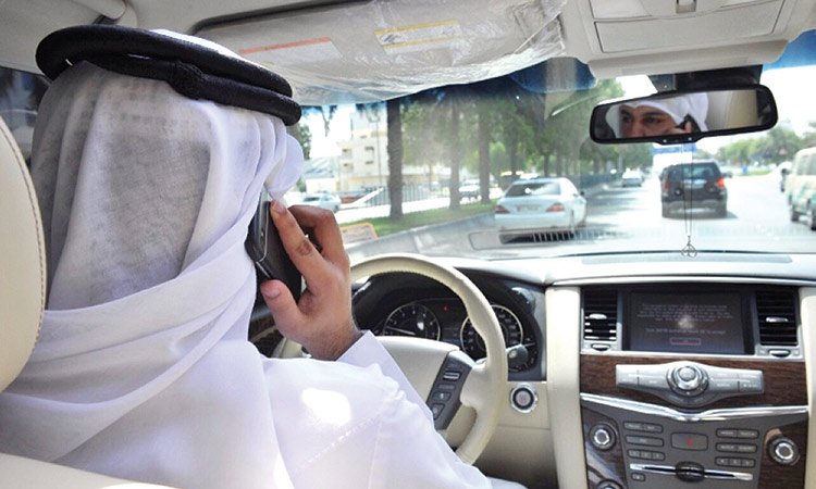 ما هي مخالفة استخدام الهاتف أثناء القيادة في الإمارات