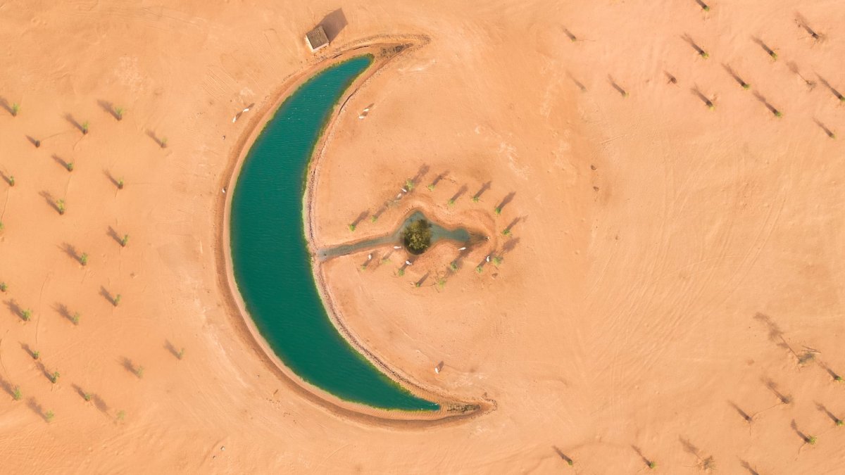 اكتشاف بحيرة على شكل هلال في صحراء دبي معلومات شاملة
