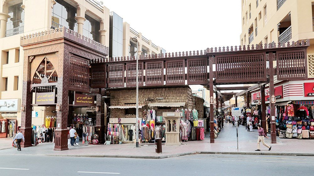 تعرف على أسواق ومرافق السوق الكبير في دبي ديرة وبر دبي وأشهر منتجاته