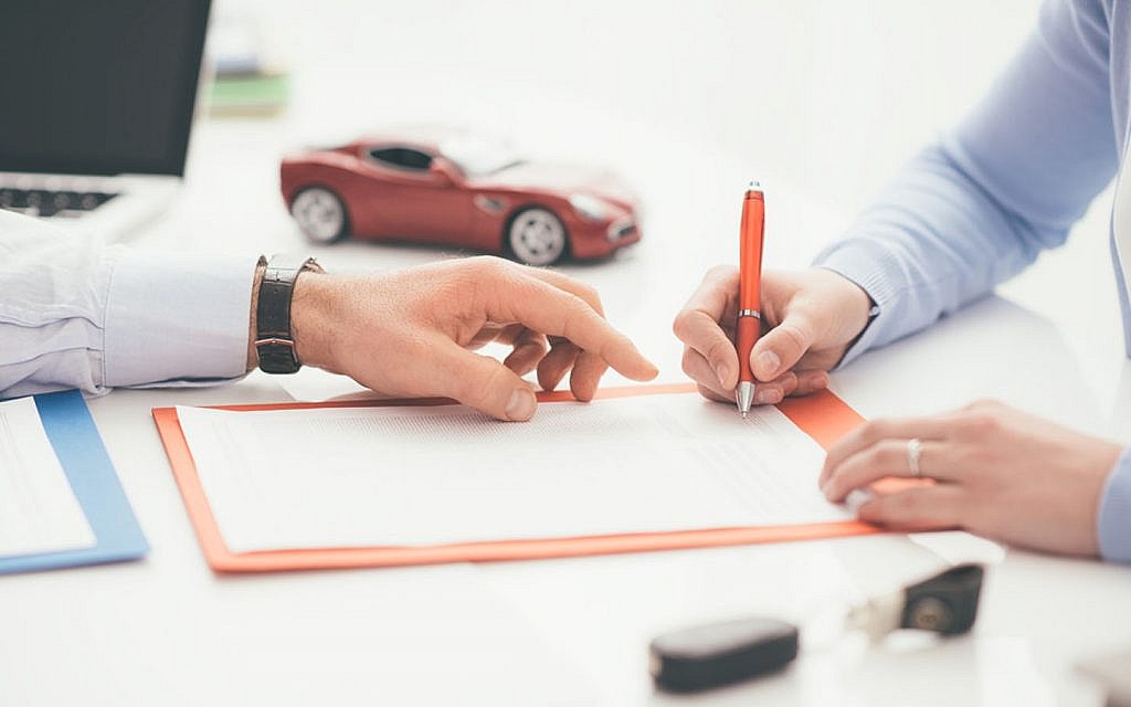دليلك الشامل لمعرفة إجراءات نقل ملكية السيارة في الإمارات 2024