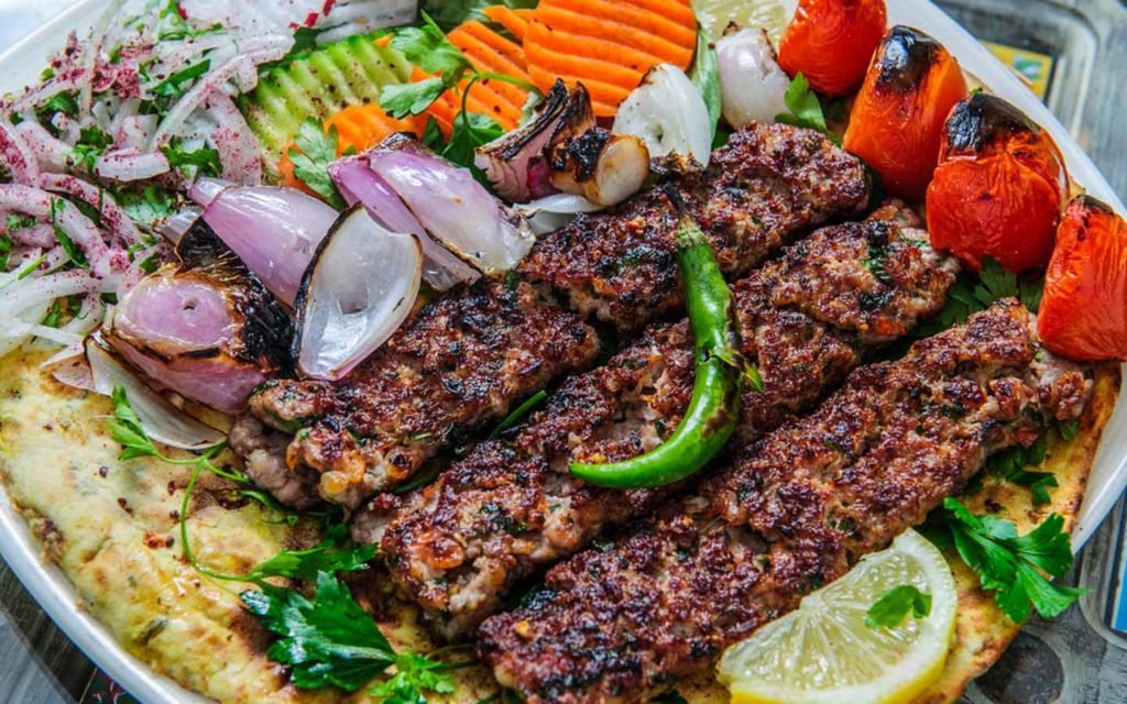 أشهر مطعم عراقي في الشارقة  الشاورما والكباب العراقي
