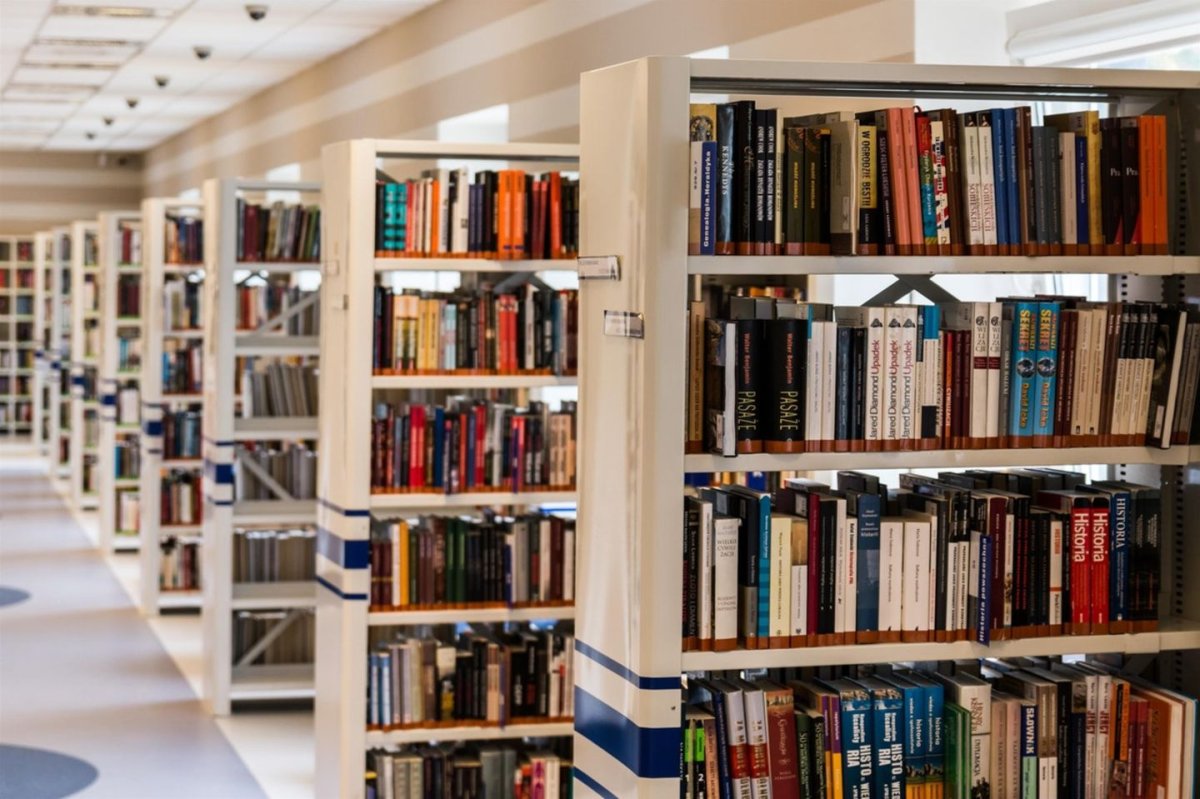 دليل أشهر المكتبات ومتاجر الكتب في دبي العناوين وطرق التواصل