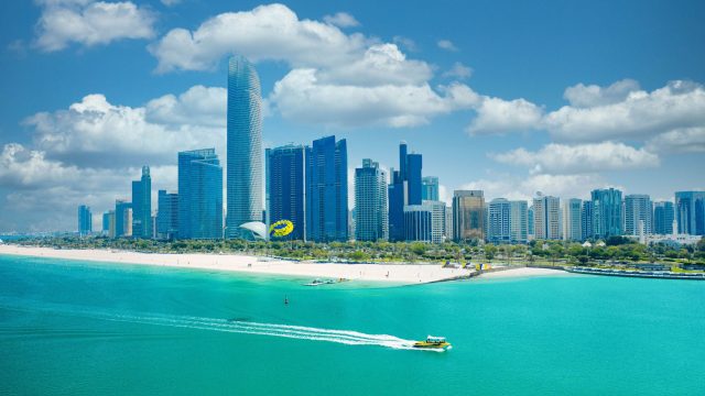كل ما تريد معرفته لمحة عن أبوظبي عاصمة دولة الإمارات العربية المتحدة وأبرز المعلومات عنها