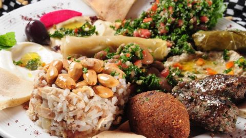 دليل أشهر المطاعم التي تُقدم الفطور العربي الأصيل في دبي 2024