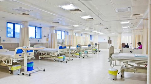 دليل المستشفيات الحكومية والمراكز الصحية في عجمان وكيفية التواصل