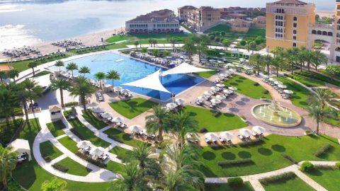 دليل فندق ريتز كارلتون في أبوظبي؛ أنواع الأجنحة وأبرز المزايا والخدمات