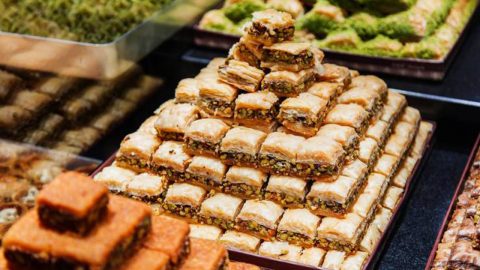 أفضل متاجر حلويات عربية في أبوظبي 2024